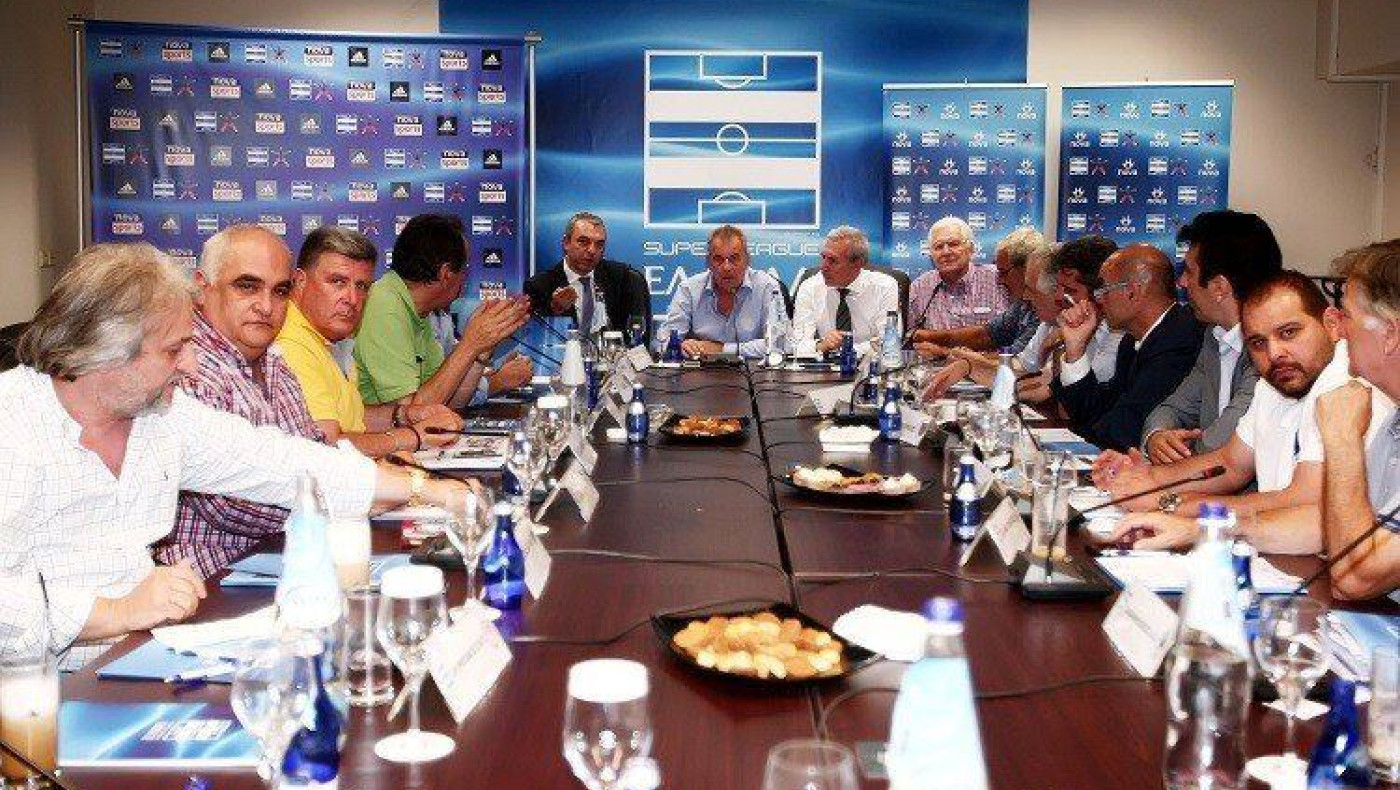 Ο καβγάς στη Super League  γίνεται για το… πάπλωμα