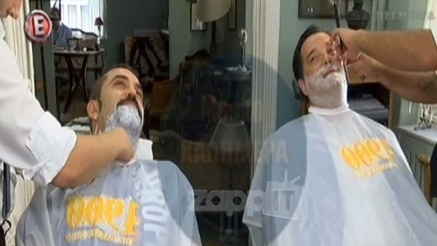 Ο Άδωνις Γεωργιάδης δίνει συνέντευξη την ώρα που ξυρίζεται 