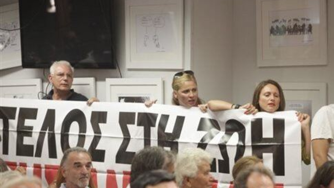 Ένταση στη Βουλή με τους συμβασιούχους του καναλιού