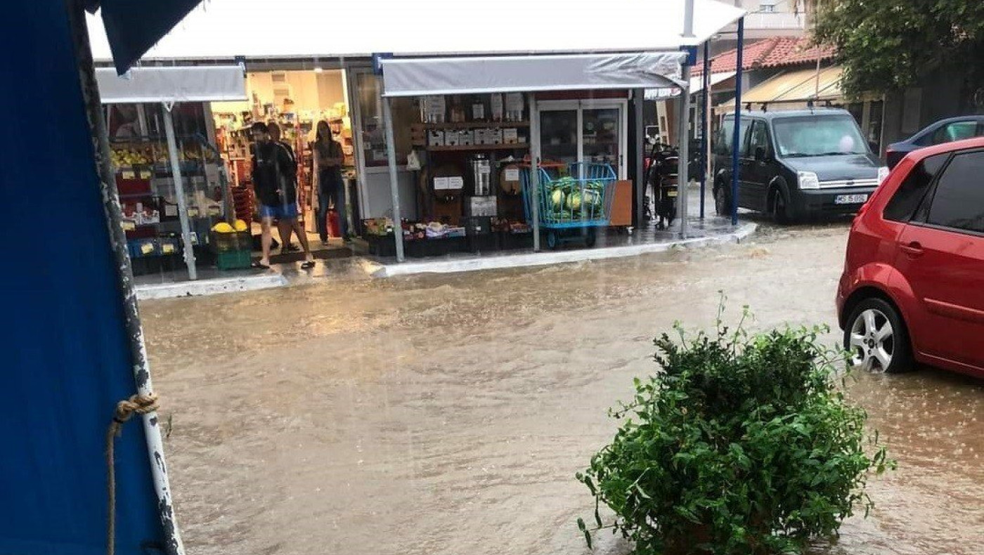 Χαλκιδική: Σφοδρή κακοκαιρία στη Σιθωνία – Πλημμύρισαν σπίτια, ποτάμια οι δρόμοι
