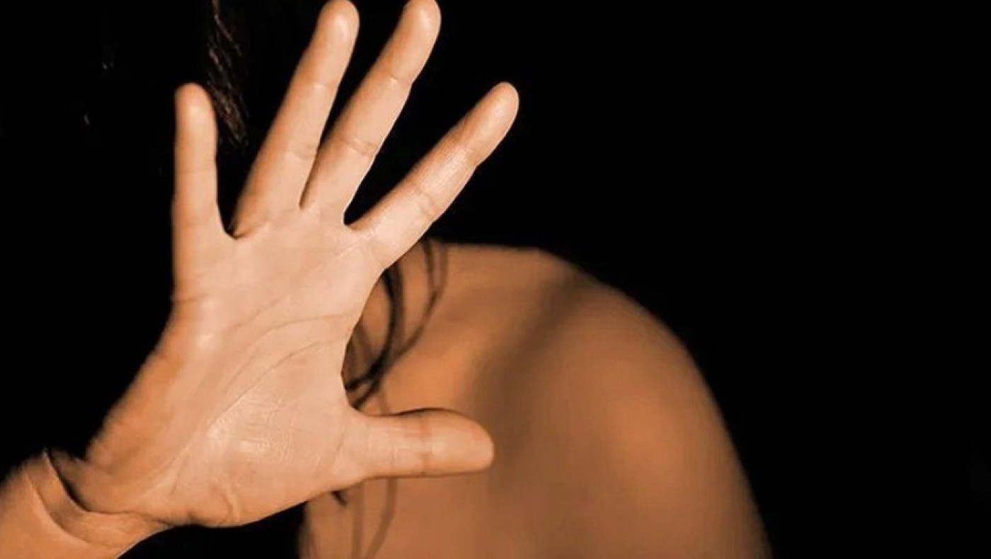 Σοκ: Πατέρας χτύπησε βάναυσα  την κόρη του, επειδή αποκάλυψε πως είχε εξωσυζυγική σχέση