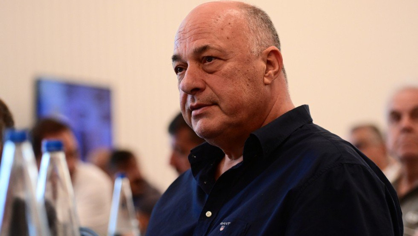 Απίστευτος Μπέος: Άφησε για λίγο τα εκχιονιστικά έργα και έπαιξε...χιονοπόλεμο