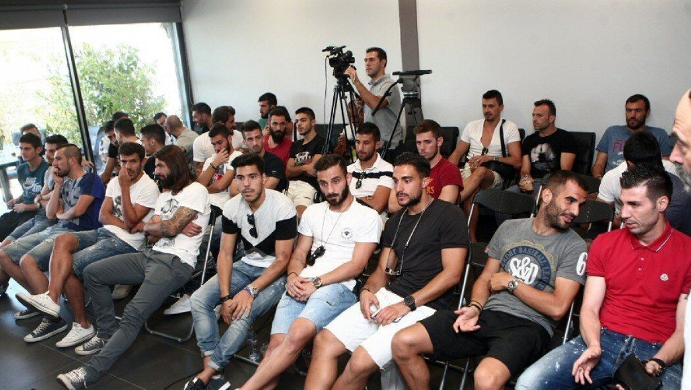 Με αποχή απειλούν οι επαγγελματίες ποδοσφαιριστές εάν...