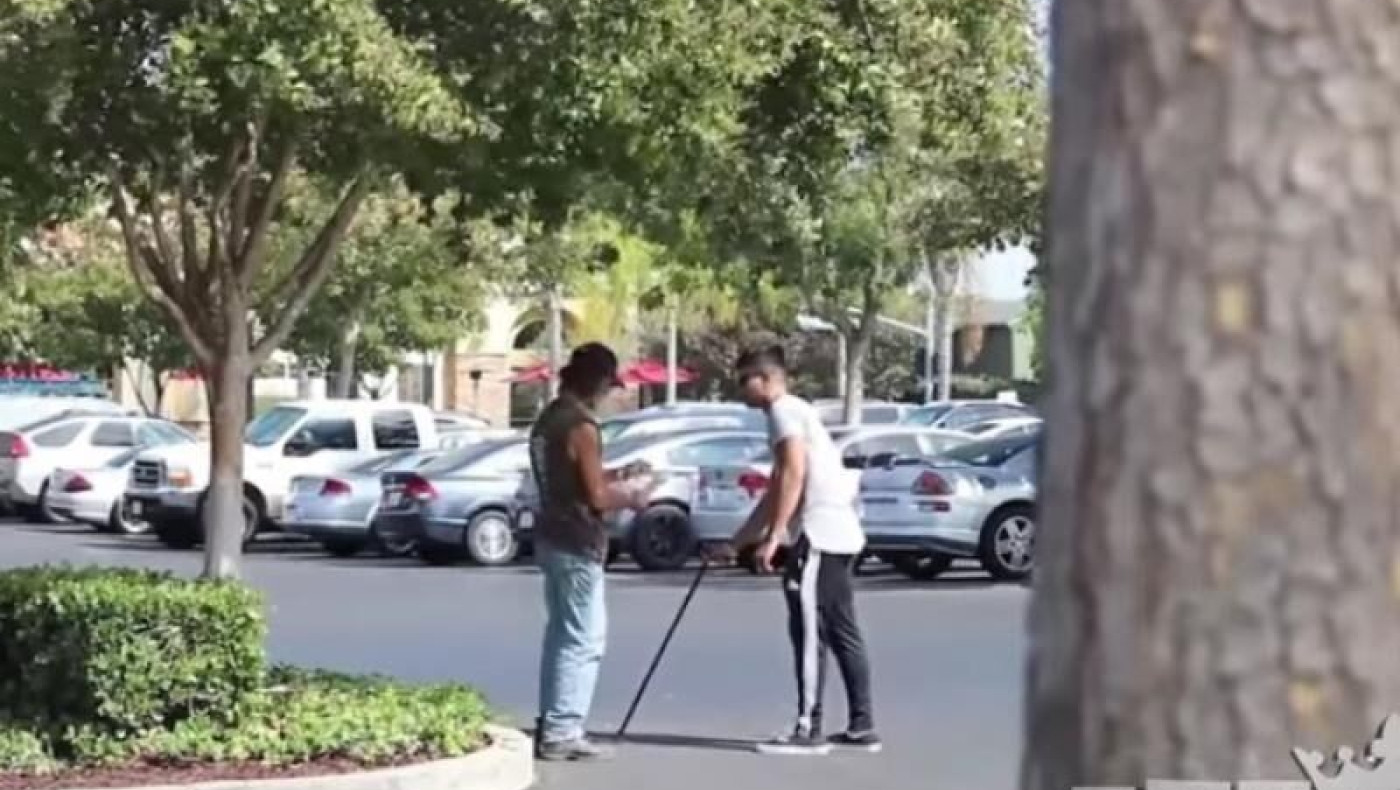 Κοινωνικό πείραμα: Παριστάνει τον τυφλό & ρωτάει αν κέρδισε το λαχείο του (vid)