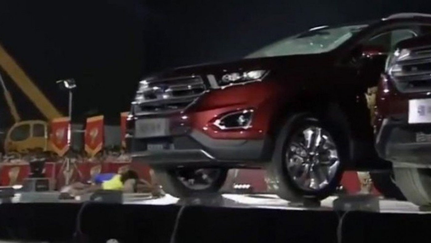 Νεαρή κινέζα πέρασε με σπαγκάτο κάτω από 18 αυτοκίνητα! (video)