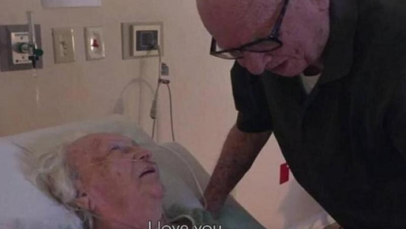 Ηλικιωμένος τραγουδά στην ετοιμοθάνατη σύζυγό του το αγαπημένο τους τραγούδι 