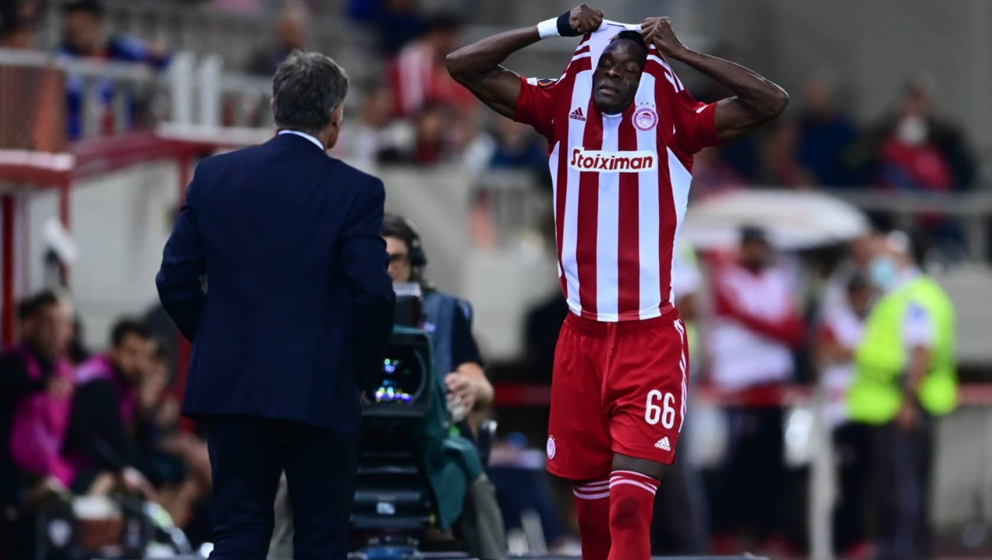 Άγρια «γιούχα» για Σισέ στο «Γ. Καραϊσκάκης» και... «βγάλτε τις φανέλες και φύγετε από εδώ»... γενικώς