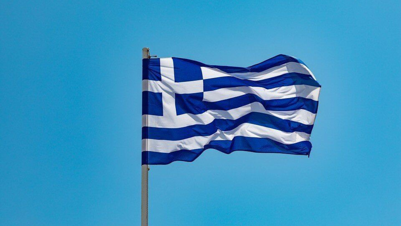 Έσκισαν την ελληνική σημαία και έβαλαν λάστιχα
