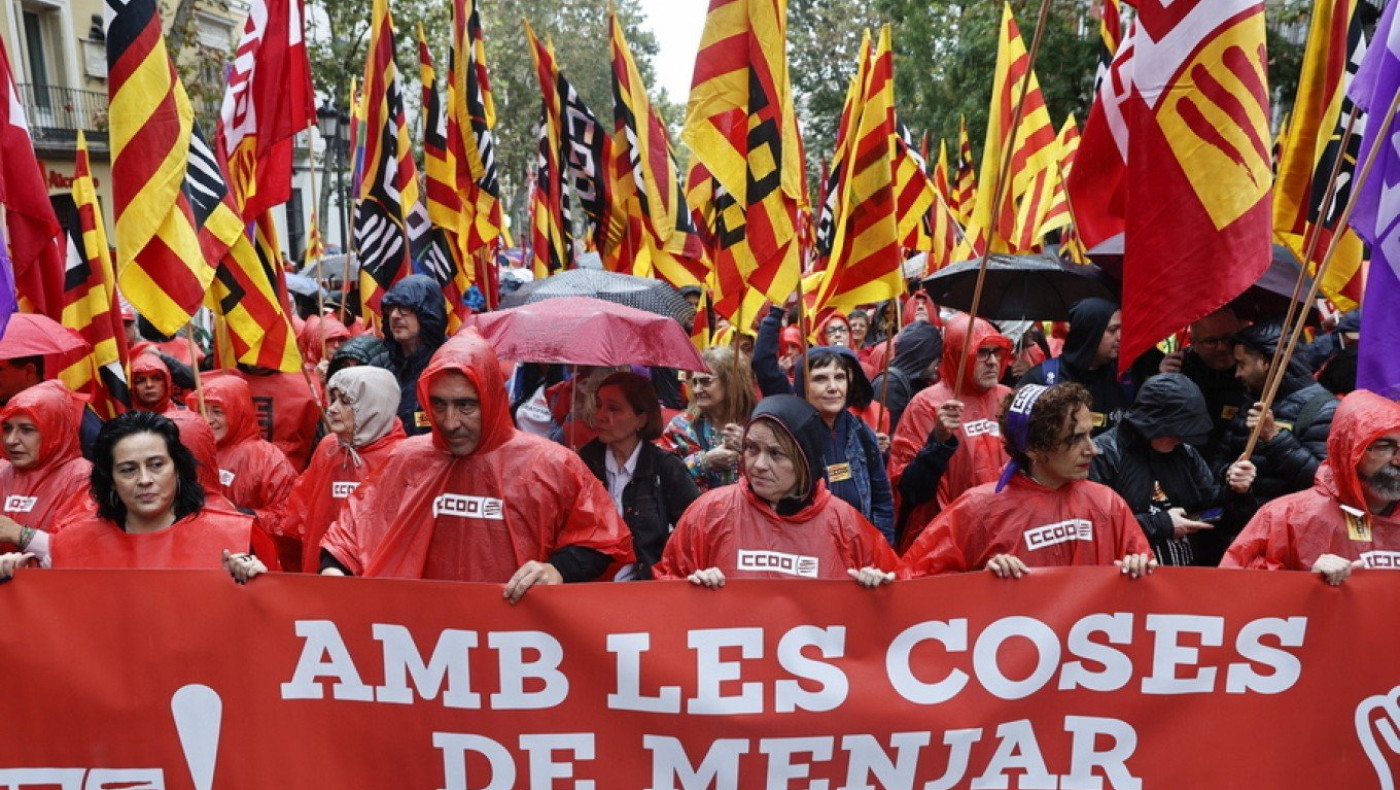 «Μισθός ή σύρραξη»: Μεγάλη διαδήλωση στη Μαδρίτη με αίτημα την αύξηση των μισθών