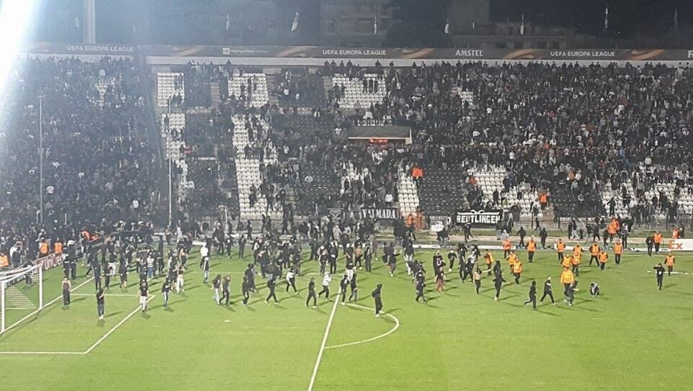 Έτσι μπούκαραν στο γήπεδο