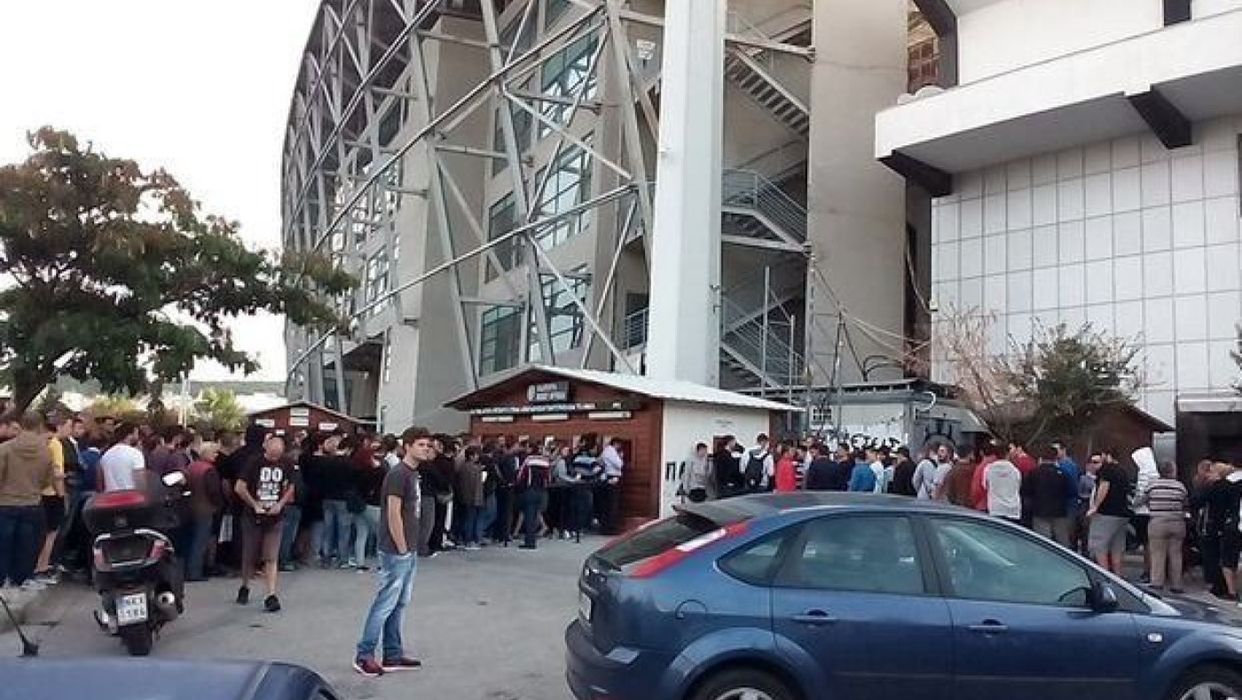 Πανζουρλισμός για ένα εισιτήριο (pics/video)