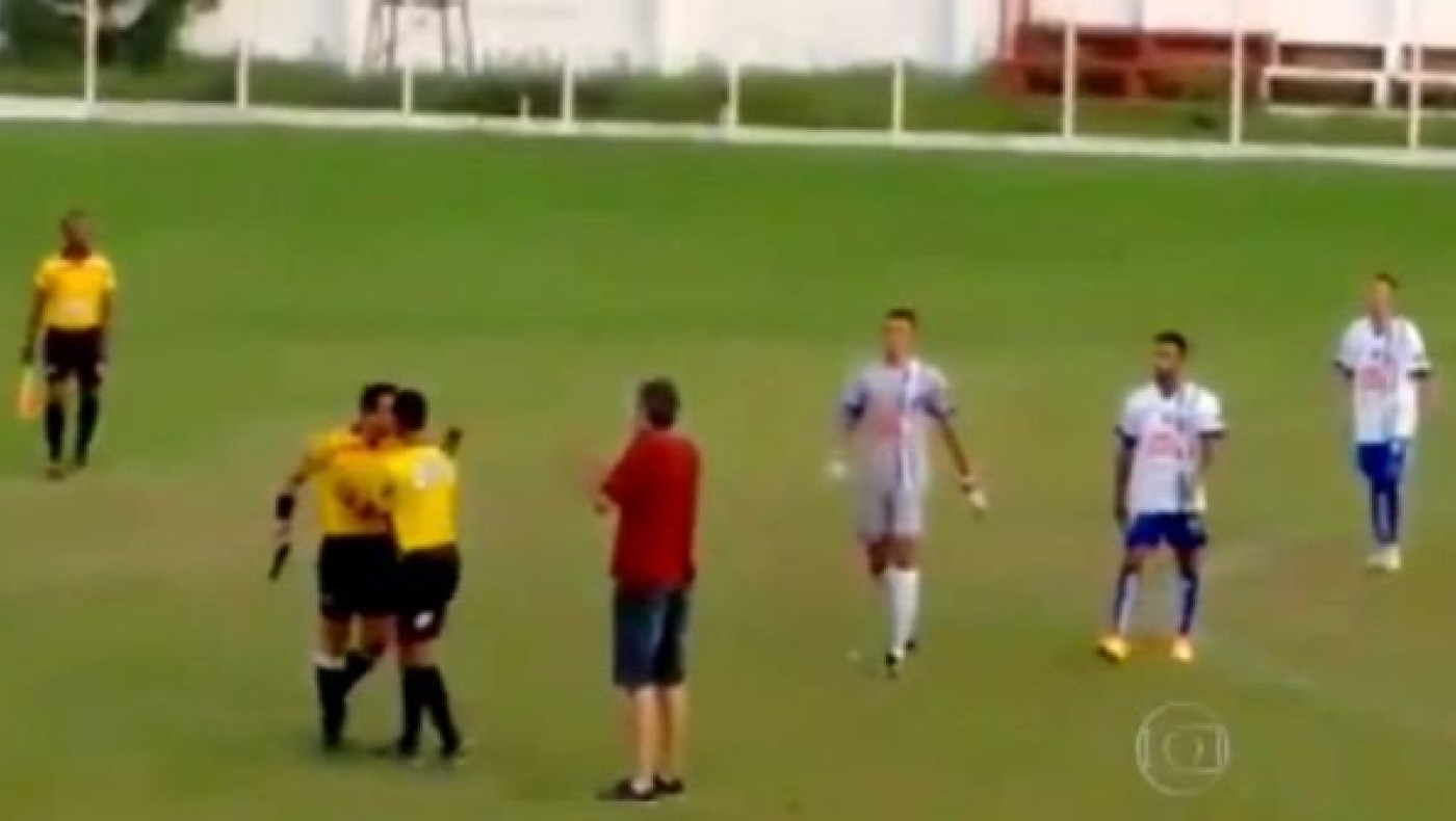 Διαιτητής πιστολέρο στη Βραζιλία (video)