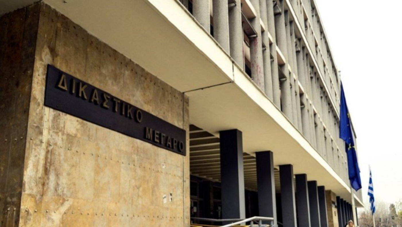 Θεσσαλονίκη: Αποφυλακίστηκε με βούλευμα ο «ξανθός μάγος» που κατηγορείται ότι βίαζε την ανήλικη βαφτισιμιά του