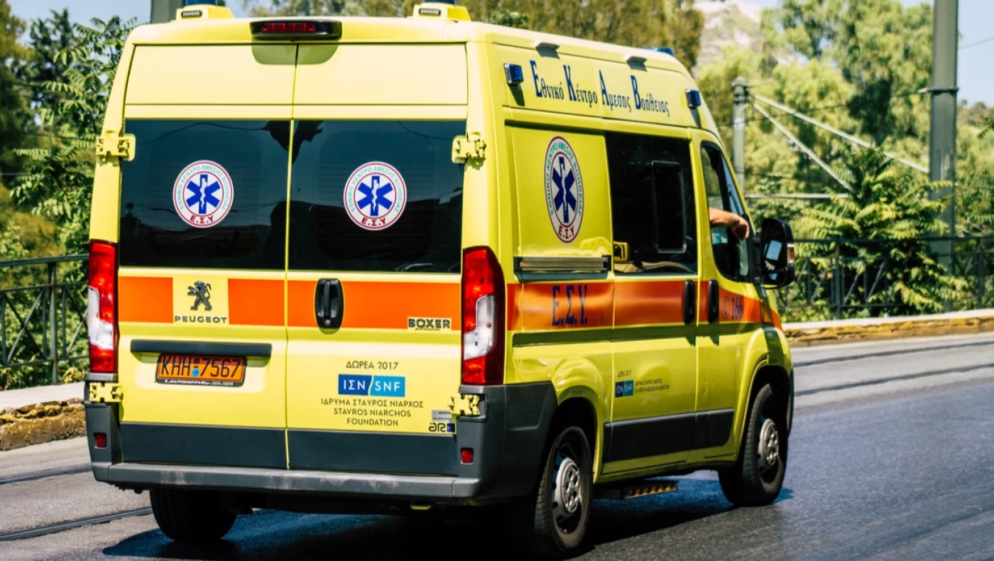 Χαλκιδική: Αυτοκίνητο έπεσε σε στάση του ΚΤΕΛ-Αναφορές για τραυματίες
