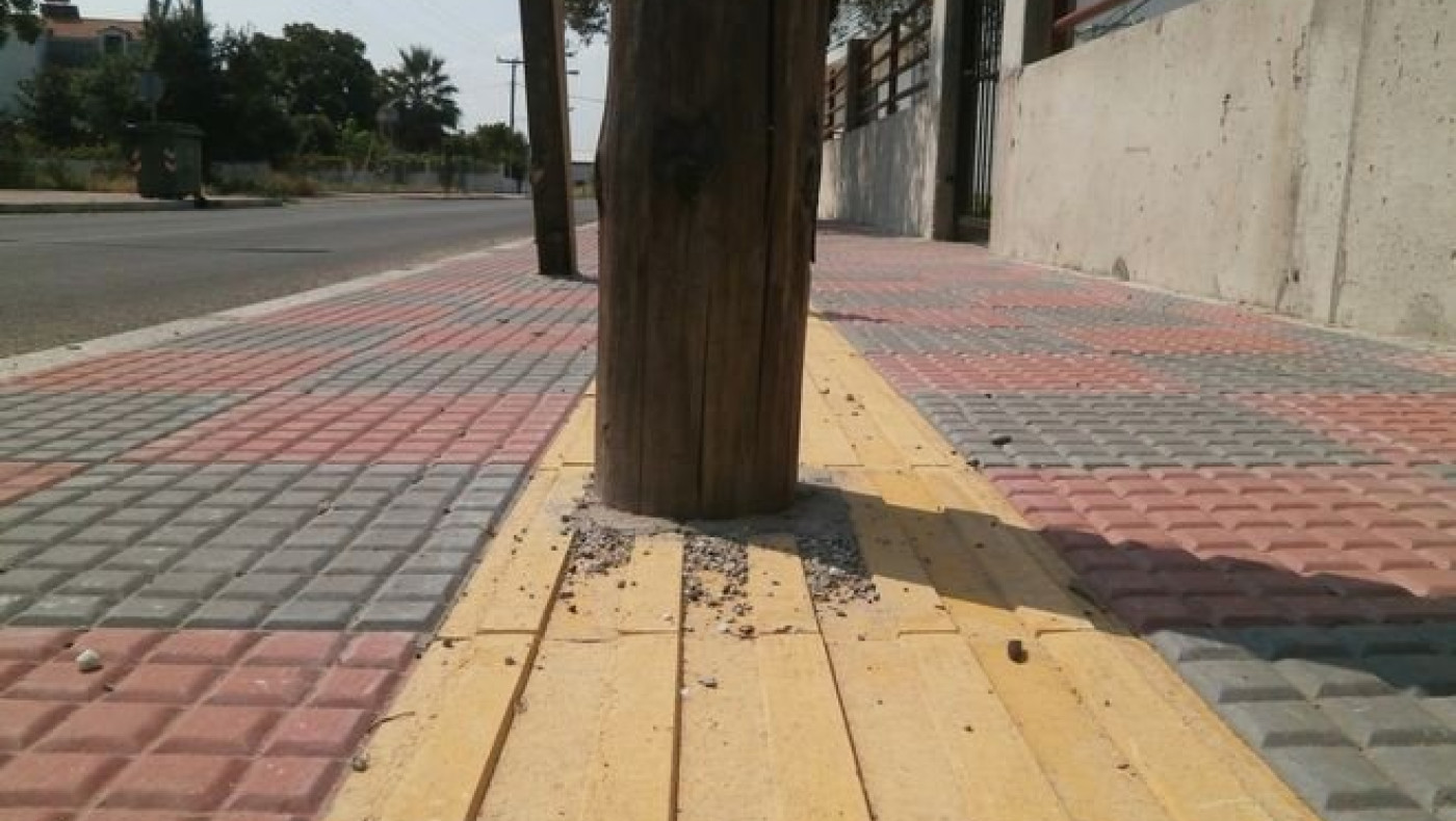 Τοποθέτησαν κολόνα της ΔΕΗ πάνω σε... διάβαση για τυφλούς (video)