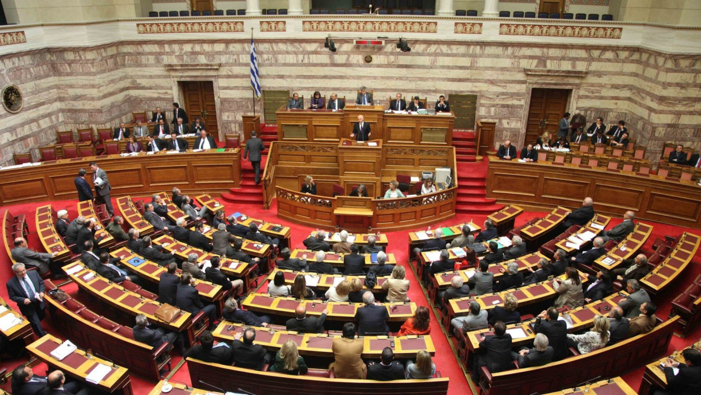 «Ψαλίδι» στους μισθούς στη Βουλή