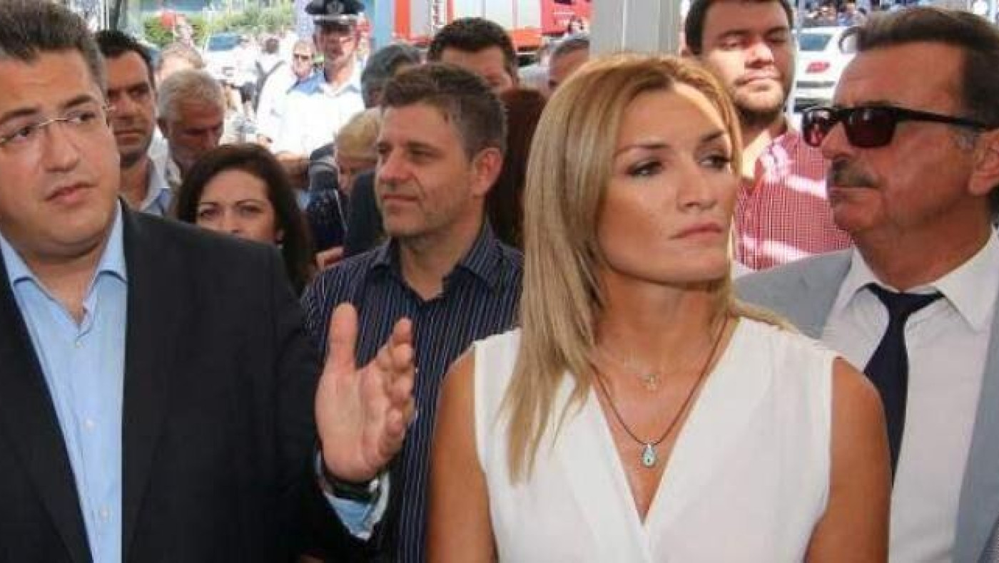 Η πανέμορφη σύζυγος του Απόστολου Τζιτζικώστα στον νυχτερινό ημιμαραθώνιο 