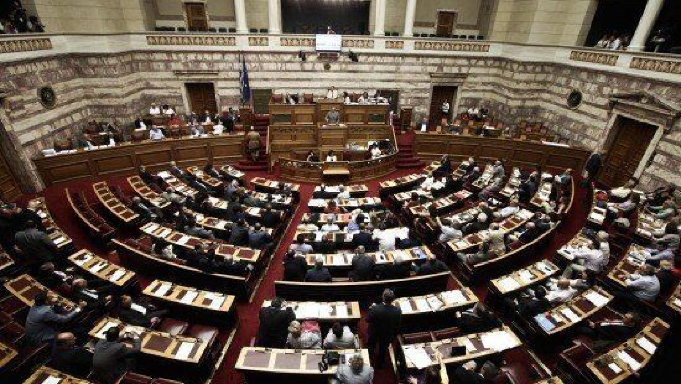 ΤΩΡΑ: Εκρηκτικό επεισόδιο ΚΚΕ - Χ.Α. στη Βουλή!