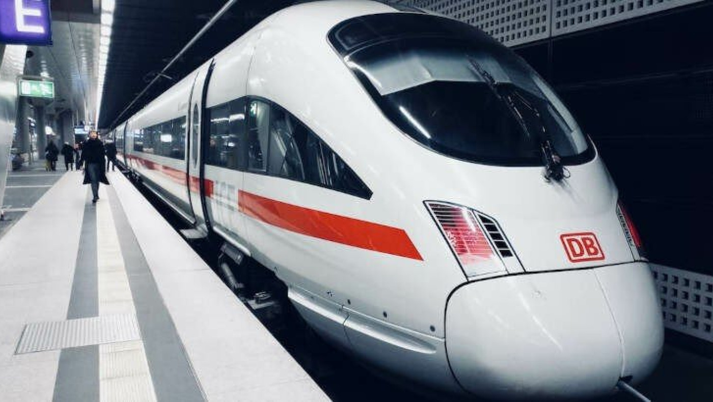 Πάτρα: Μηχανοδηγός προαστιακού τρώει σουβλάκια... εν κινήσει! (vid)