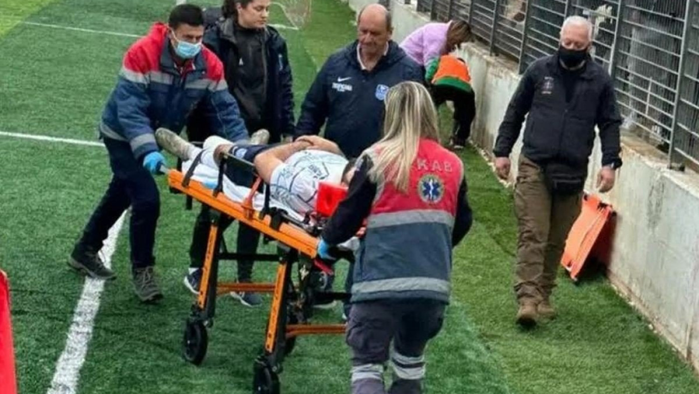 Ποδοσφαιριστής έπεσε σε τοιχίο και έμεινε αναίσθητος