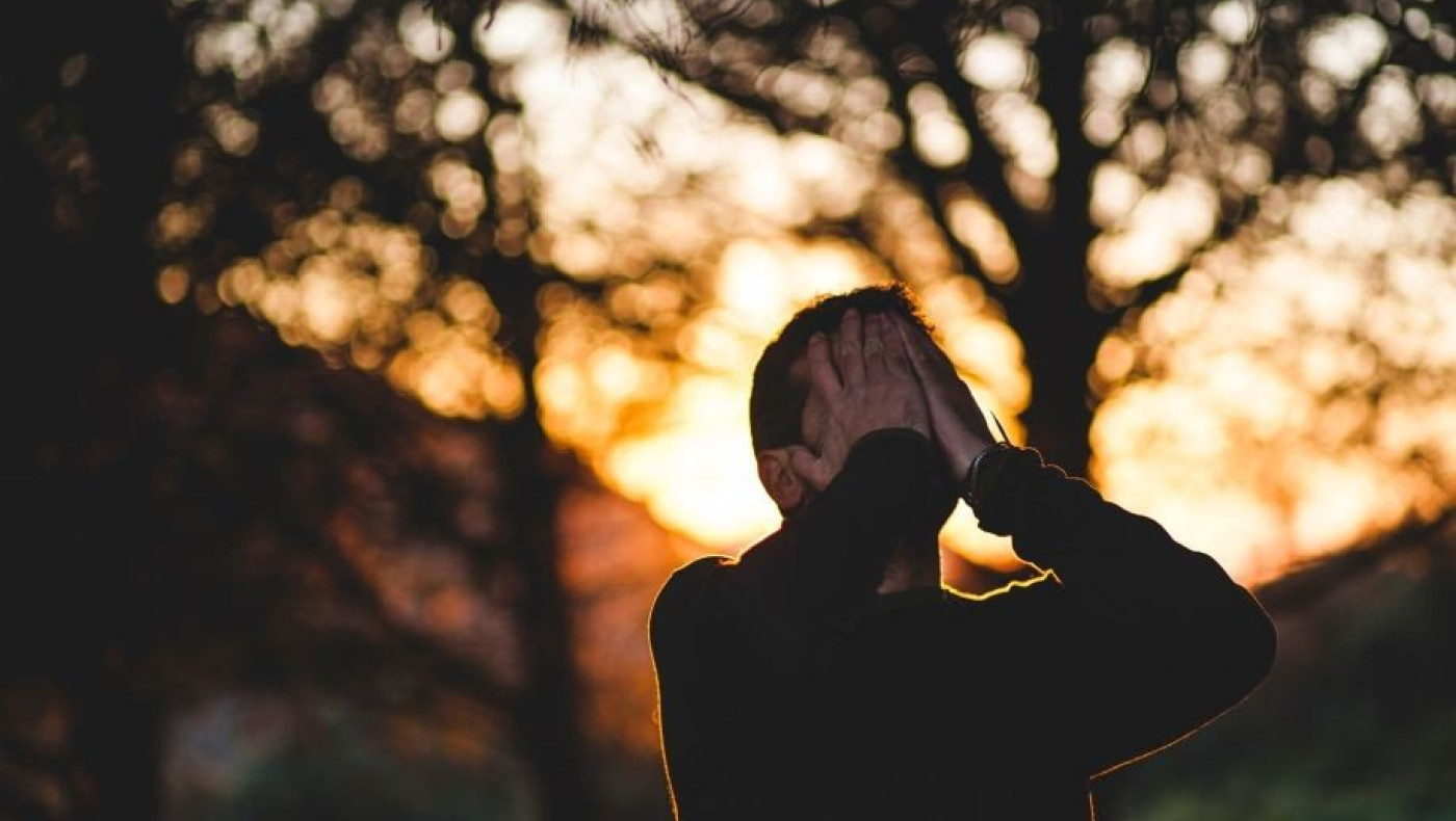 Η απλή -αλλά αηδιαστική- κίνηση που «γιατρεύει» το άγχος: Τι βρήκαν επιστήμονες