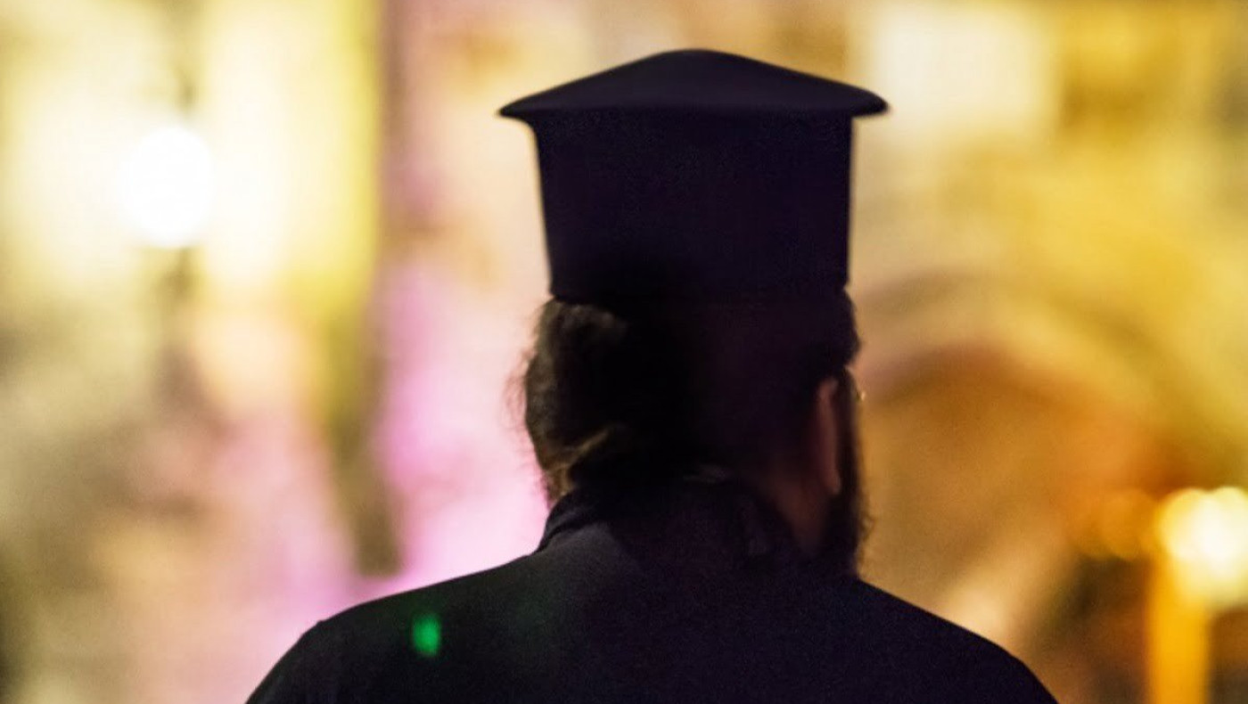 Ρέθυμνο: Ιερέας έβρισε και ξυλοκόπησε τη σύζυγό του καταμεσής του δρόμου!
