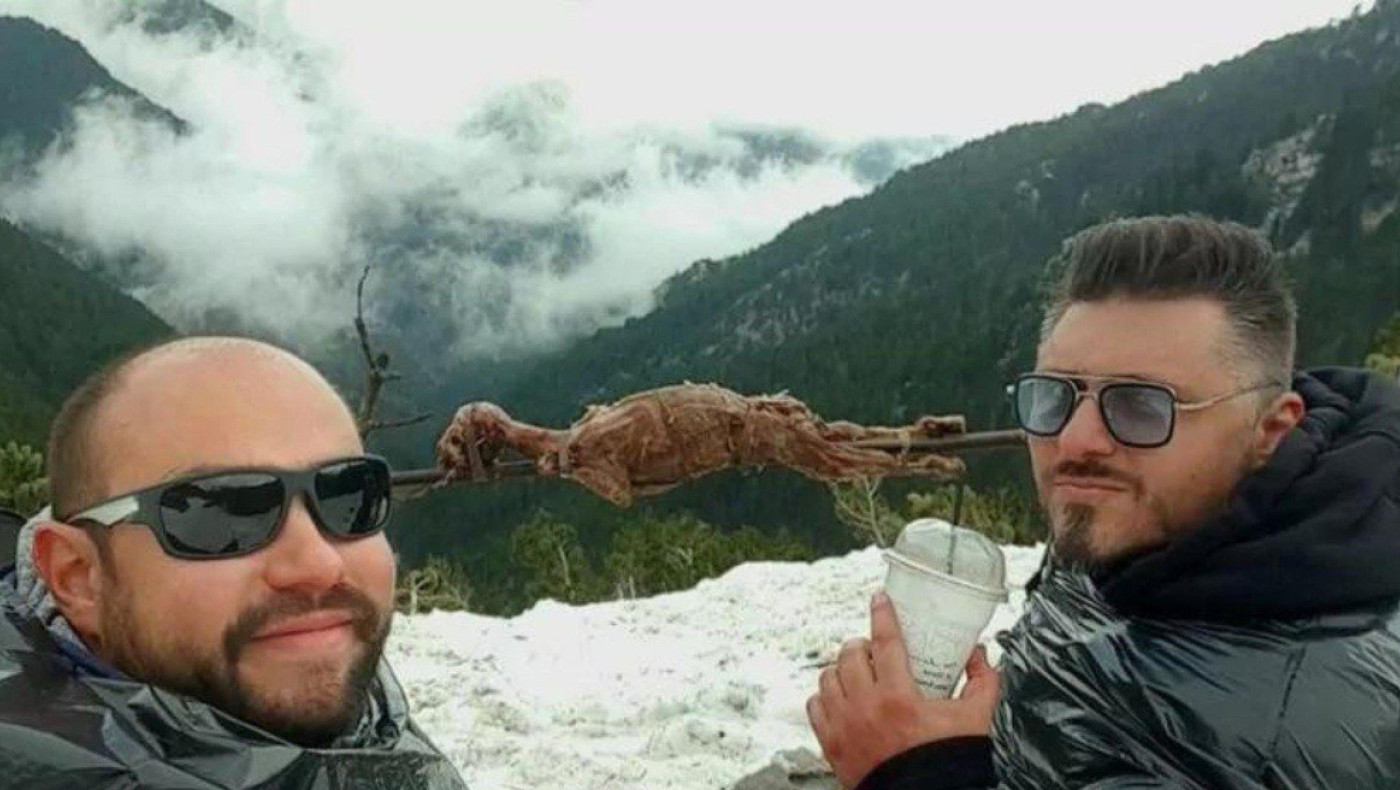 Δυο φίλοι από την Πάτρα σούβλισαν αρνί στον χιονισμένο Όλυμπο!
