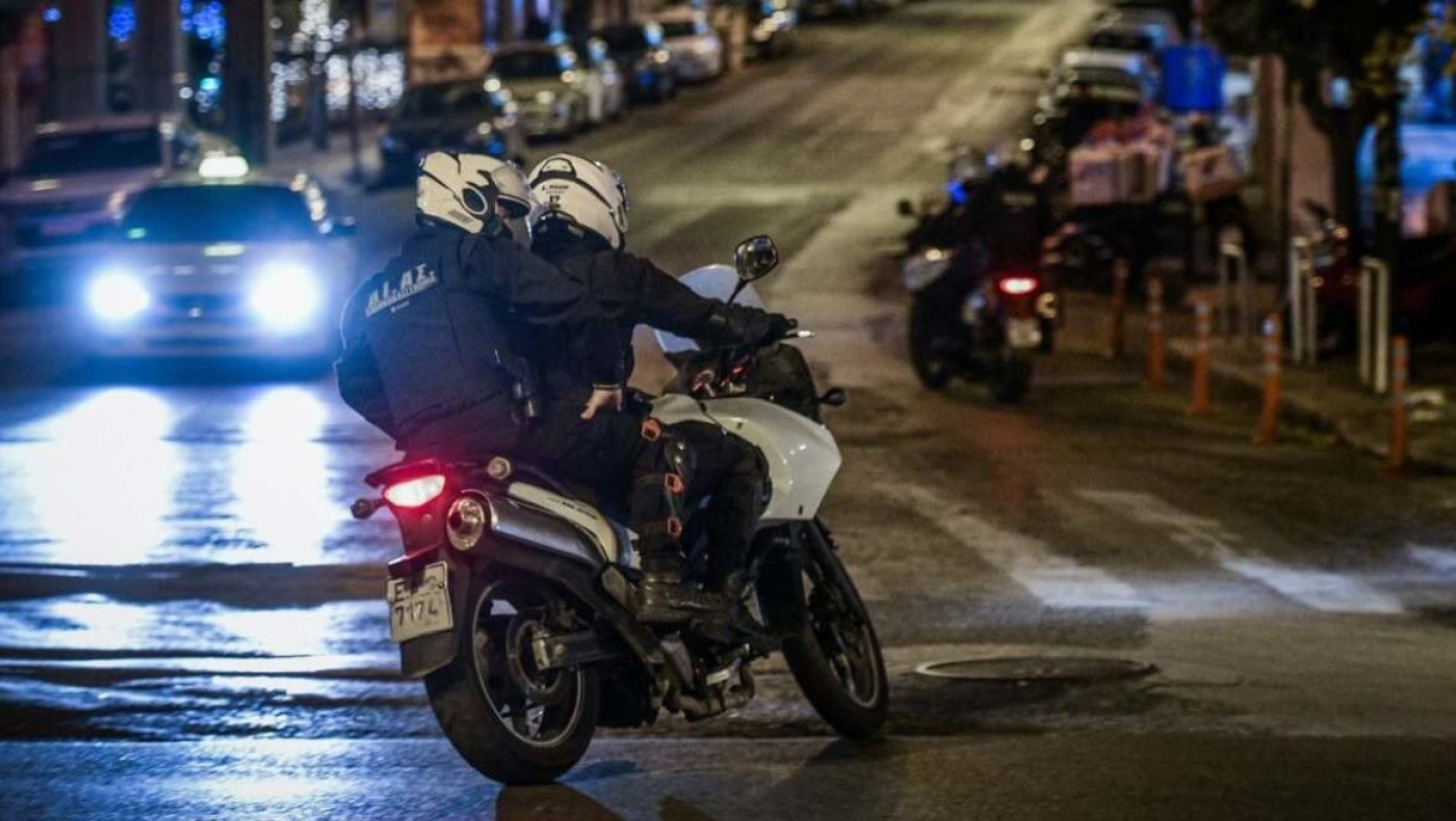 Βόλος: Μεθυσμένος σε απόλυτη παράνοια επιτέθηκε σε αστυνομικούς: «Θα σας φτύσω να κολλήσετε AIDS»