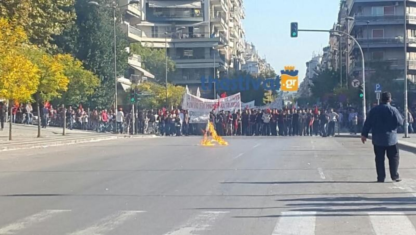 Θεσσαλονίκη: Κροτίδες από τους διαδηλωτές χθες μπροστά στο ΥΜΑΘ (ΒΙΝΤΕΟ)