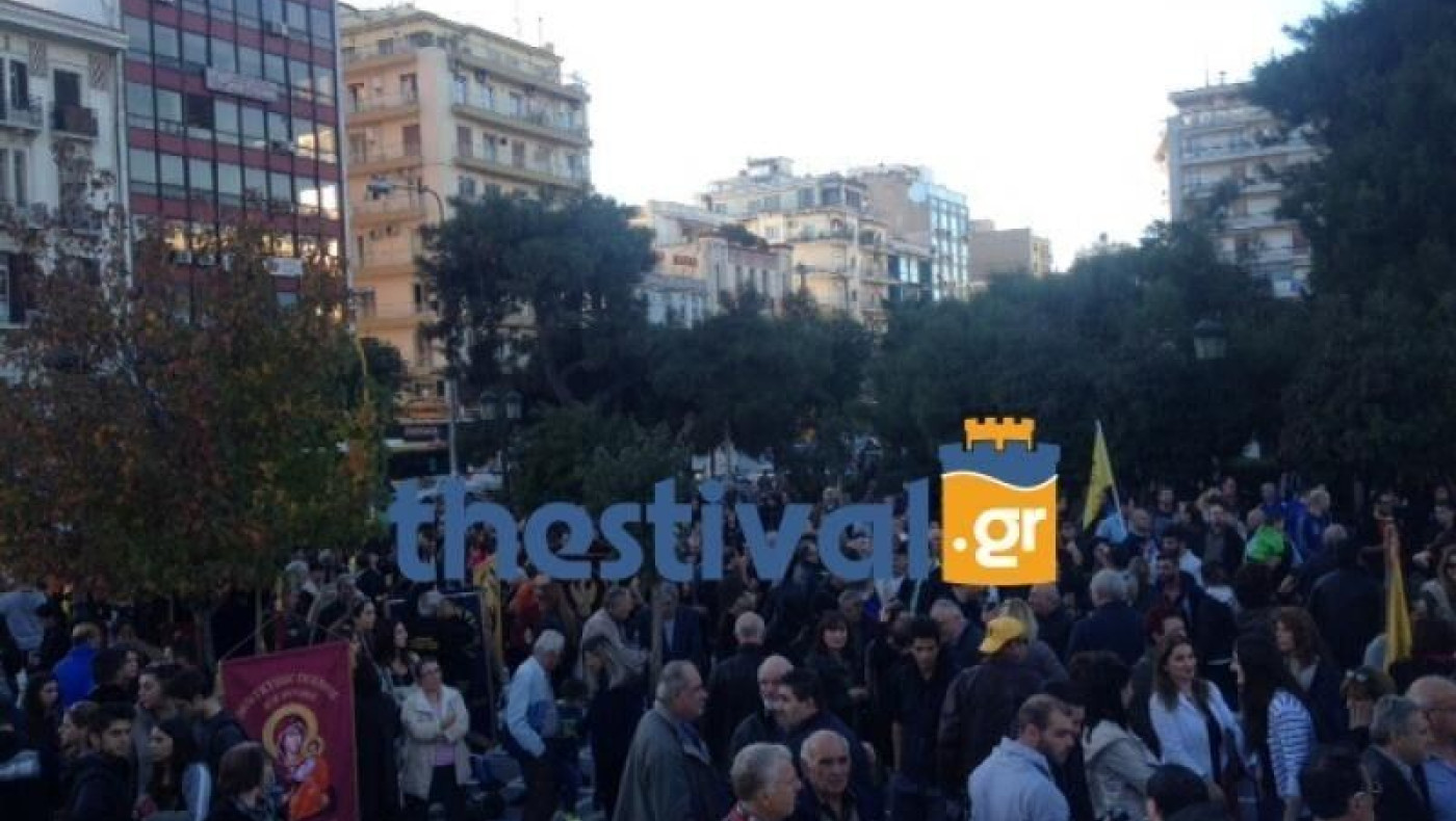 Θεσ/νίκη ΤΩΡΑ: Πόντιοι έδιωξαν με μπουνιές Χρυσαυγίτες από τη συγκέντρωσή τους
