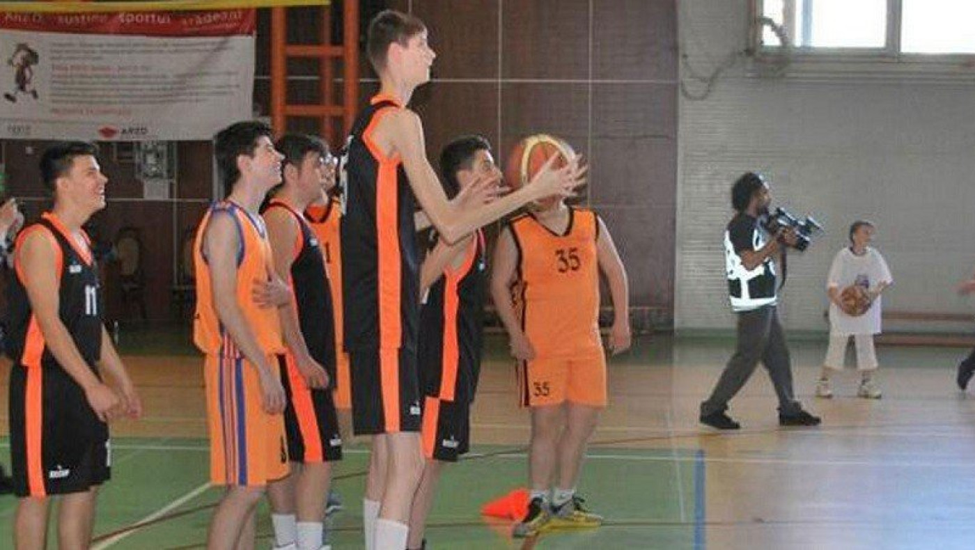 Ο 15χρονος γίγαντας με ύψος 2,31μ. που «μαγεύει» την Ιταλία! (video)
