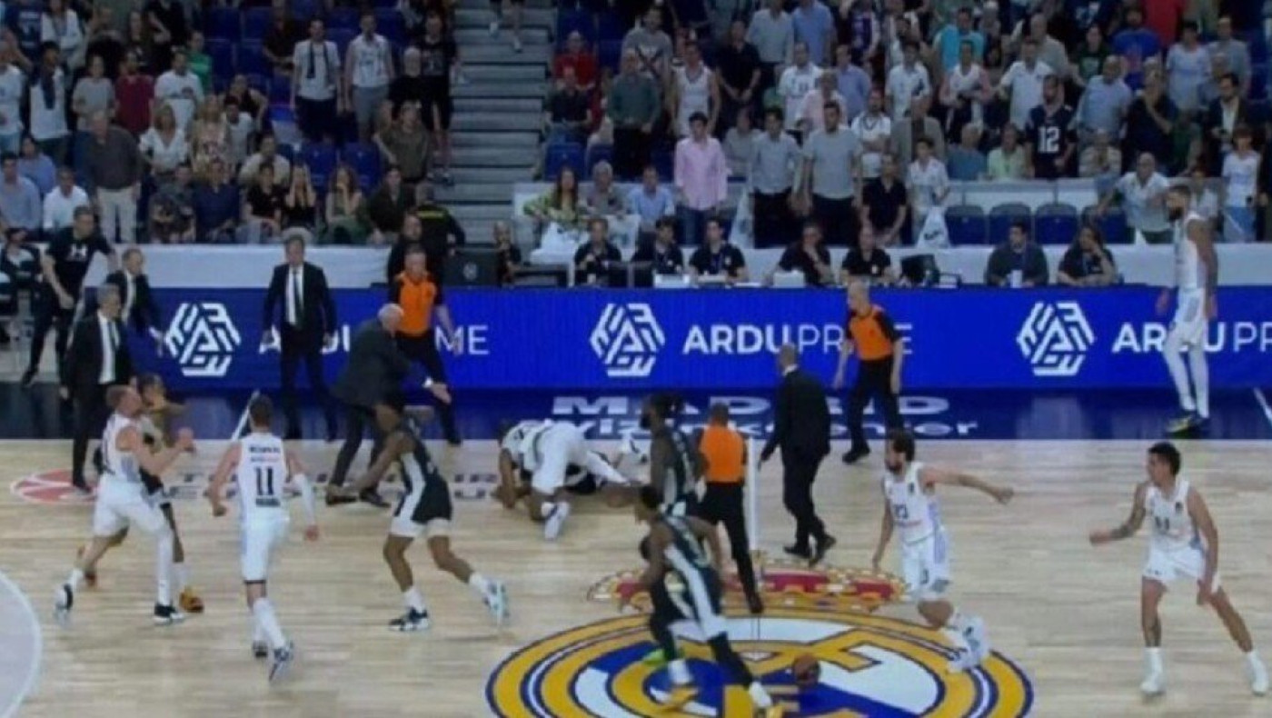 Παρτιζάν: Οπαδοί σήκωσαν πανό για τον Ντεκ σε πεζογέφυρες!