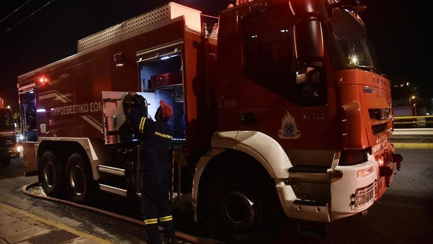 Παίκτες του Άρη βοήθησαν σε κατάσβεση ΙΧ που τυλίχτηκε στις φλόγες στη Συγγρού (pics)