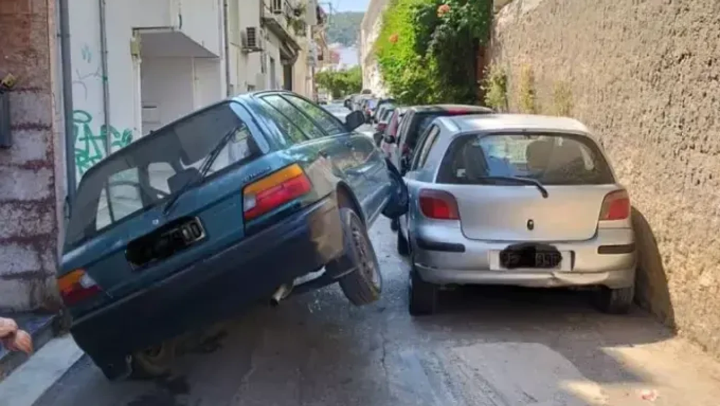 Ρέθυμνο: Δεν περνούσε το στενό και ανέβηκε σε σταθμευμένο όχημα