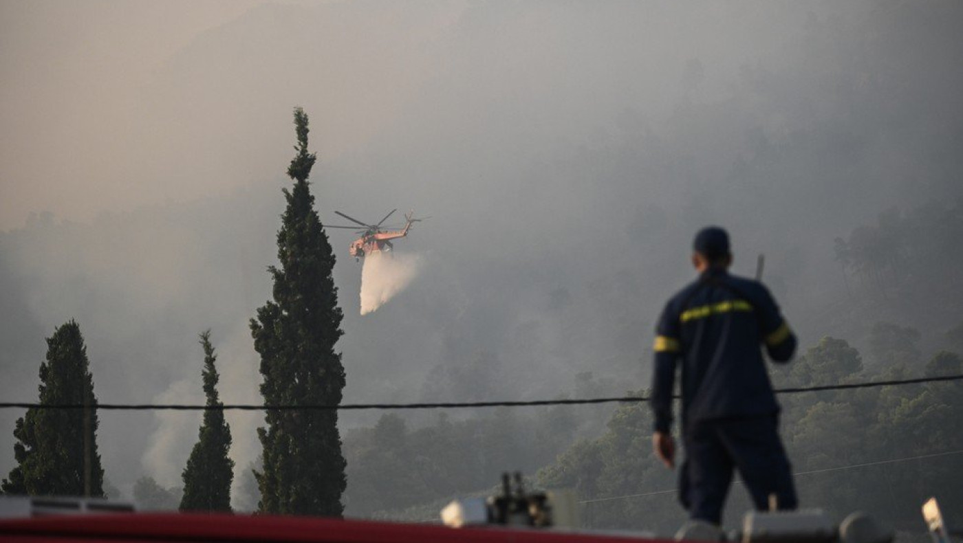 Μεγάλη αναζωπύρωση στο Πλατανιστό στην Κάρυστο - Μάχη με τις φλόγες σε Ρόδο και Κέρκυρα