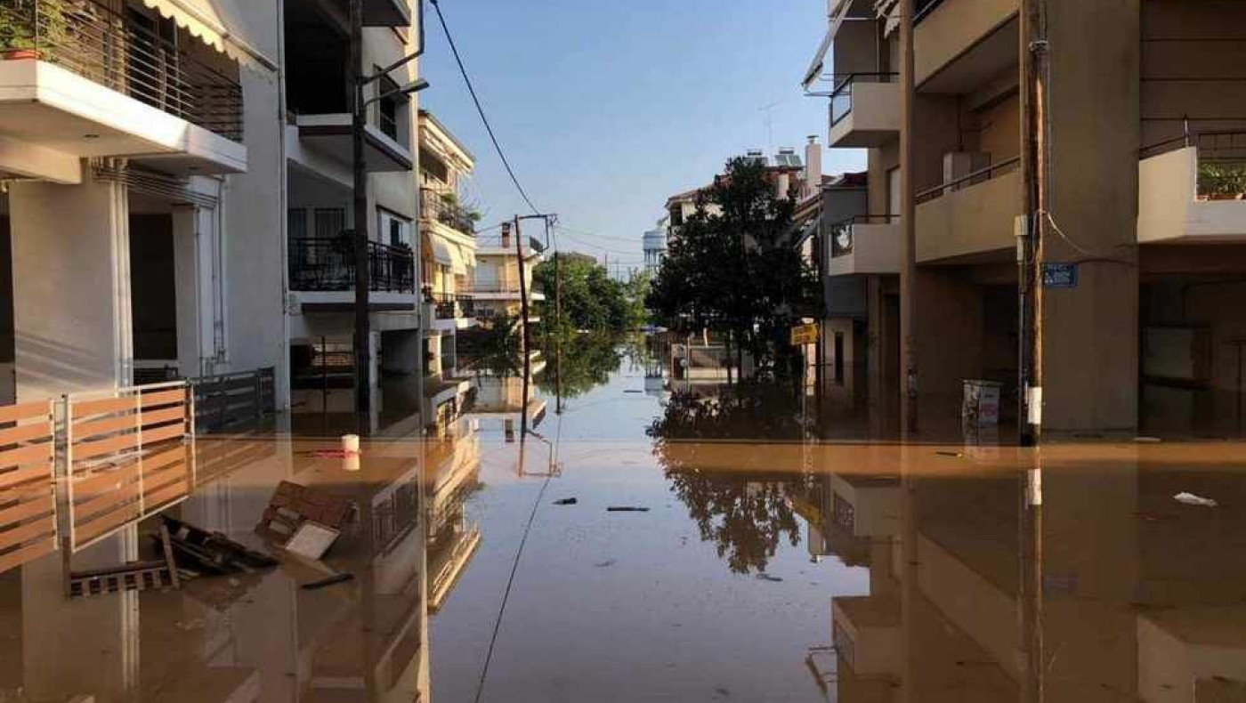 Άλιμος: Έβαλαν φορτηγό της ΕΥΔΑΠ πάνω σε φρεάτιο!