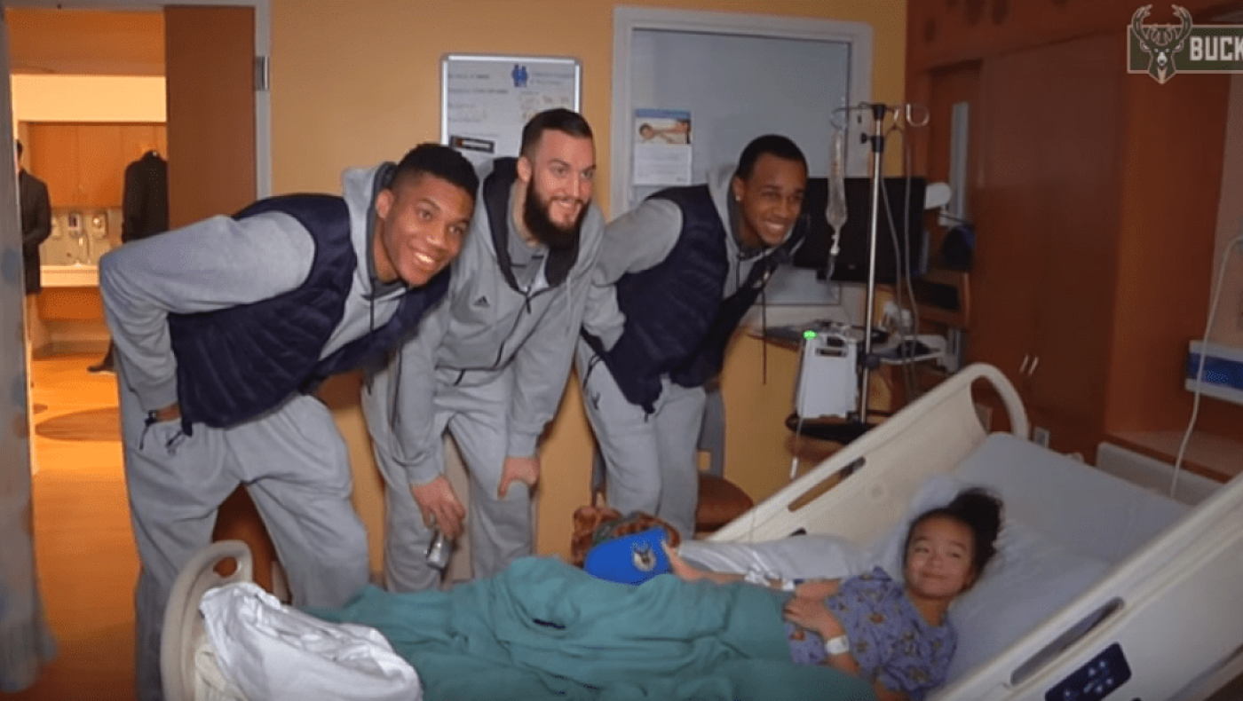 Μοίρασαν χαμόγελα Μπακς και Γιάννης (vid)