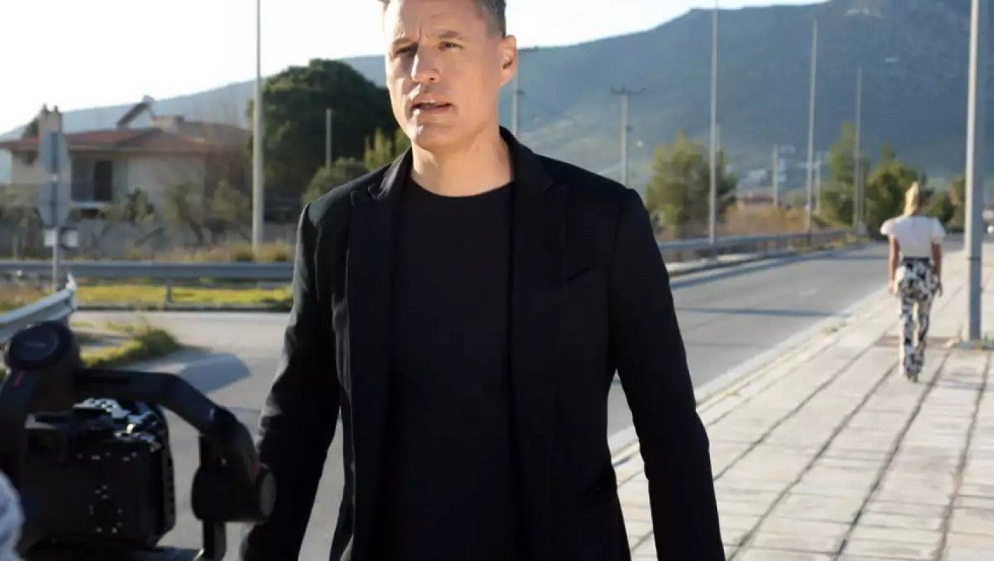 Γρηγόρης Πετράκος: Συγκινεί στο νέο του τραγούδι με τις κόρες του