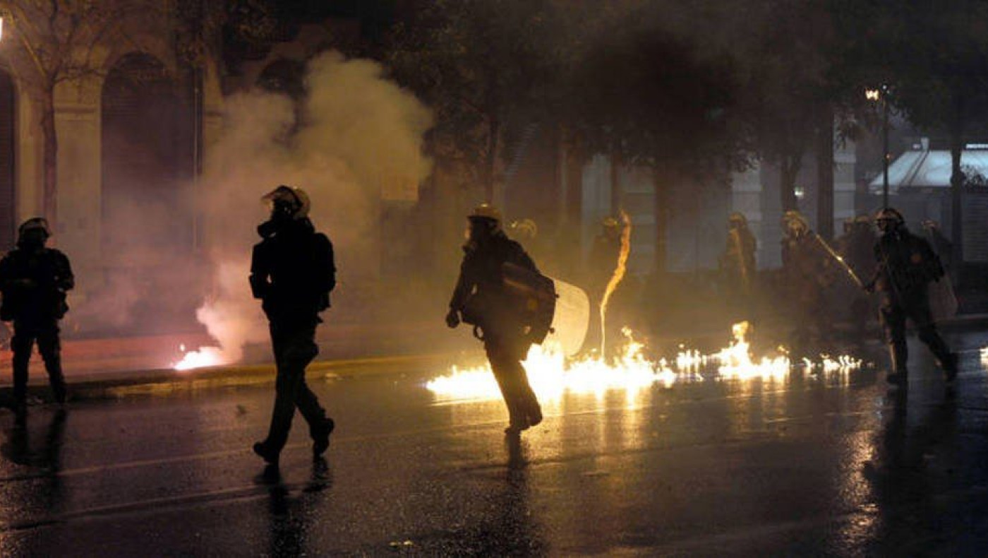 Νύχτα επεισοδίων με Ρομά στη Θεσσαλονίκη – Οδοφράγματα, φωτιές και συγκρούσεις με τα ΜΑΤ