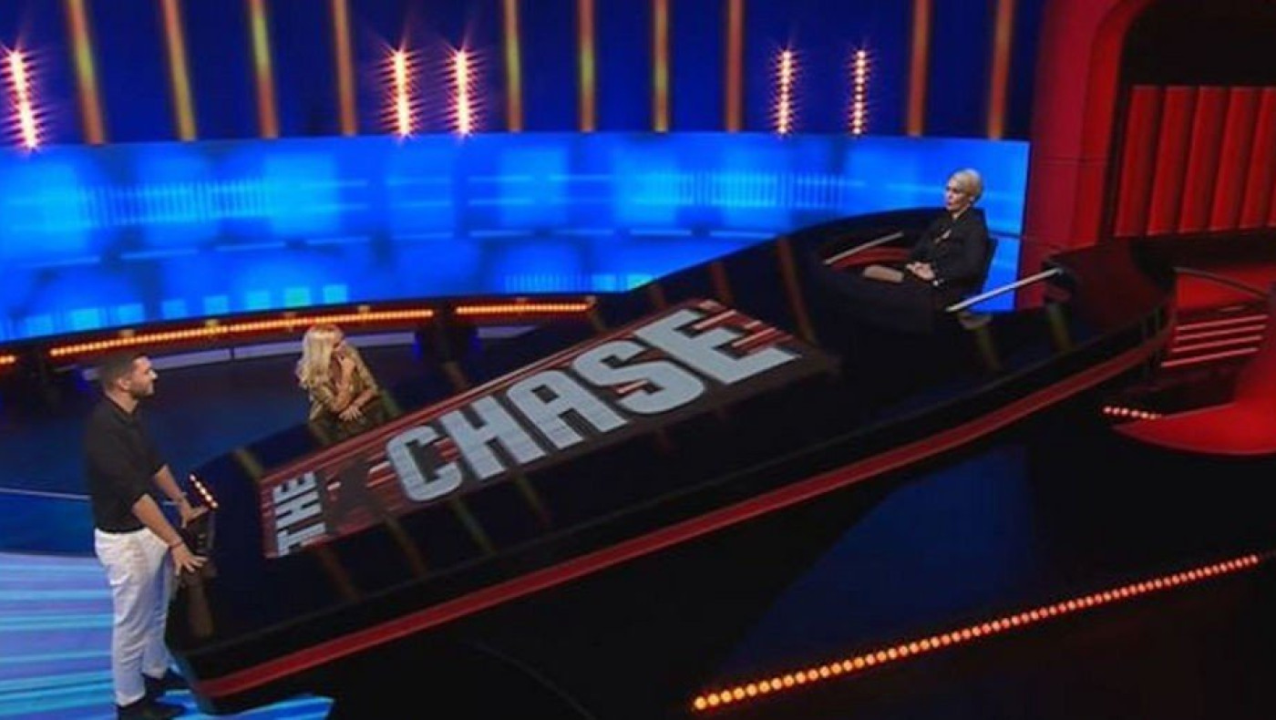 The Chase- Η «Γυναίκα με τα Μαύρα» δηλώνει φαν του Ηρακλή: «Έχεις ζάλη στο κεφάλι;»