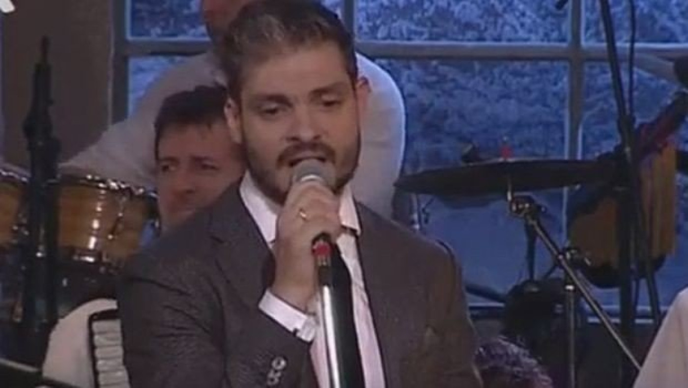 Το έριξε στο τραγούδι ο Χαριστέας (video)