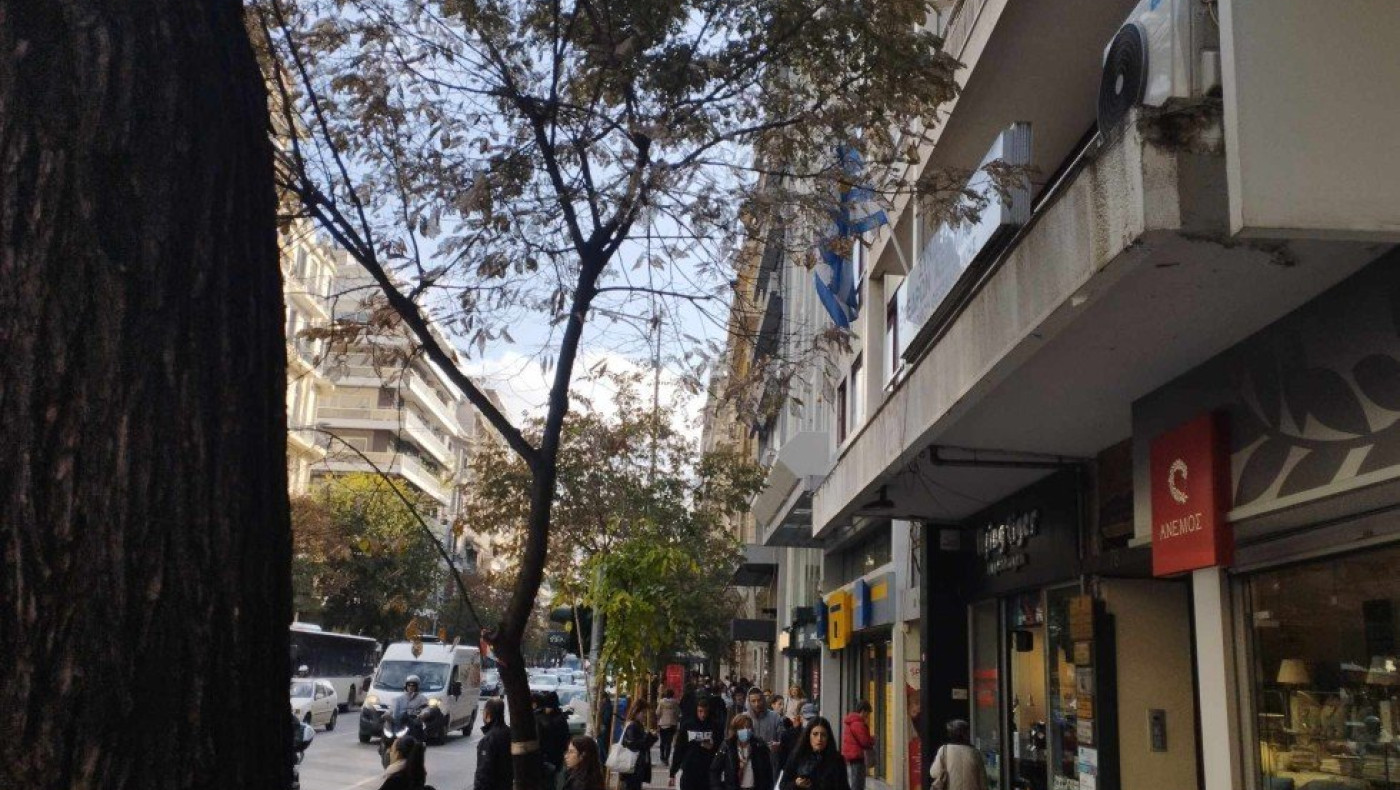 Θεσσαλονίκη: Πέταξαν σακιά με ρούχα μπροστά από μαγαζί - Οι περαστικοί δοκίμαζαν τα πάντα