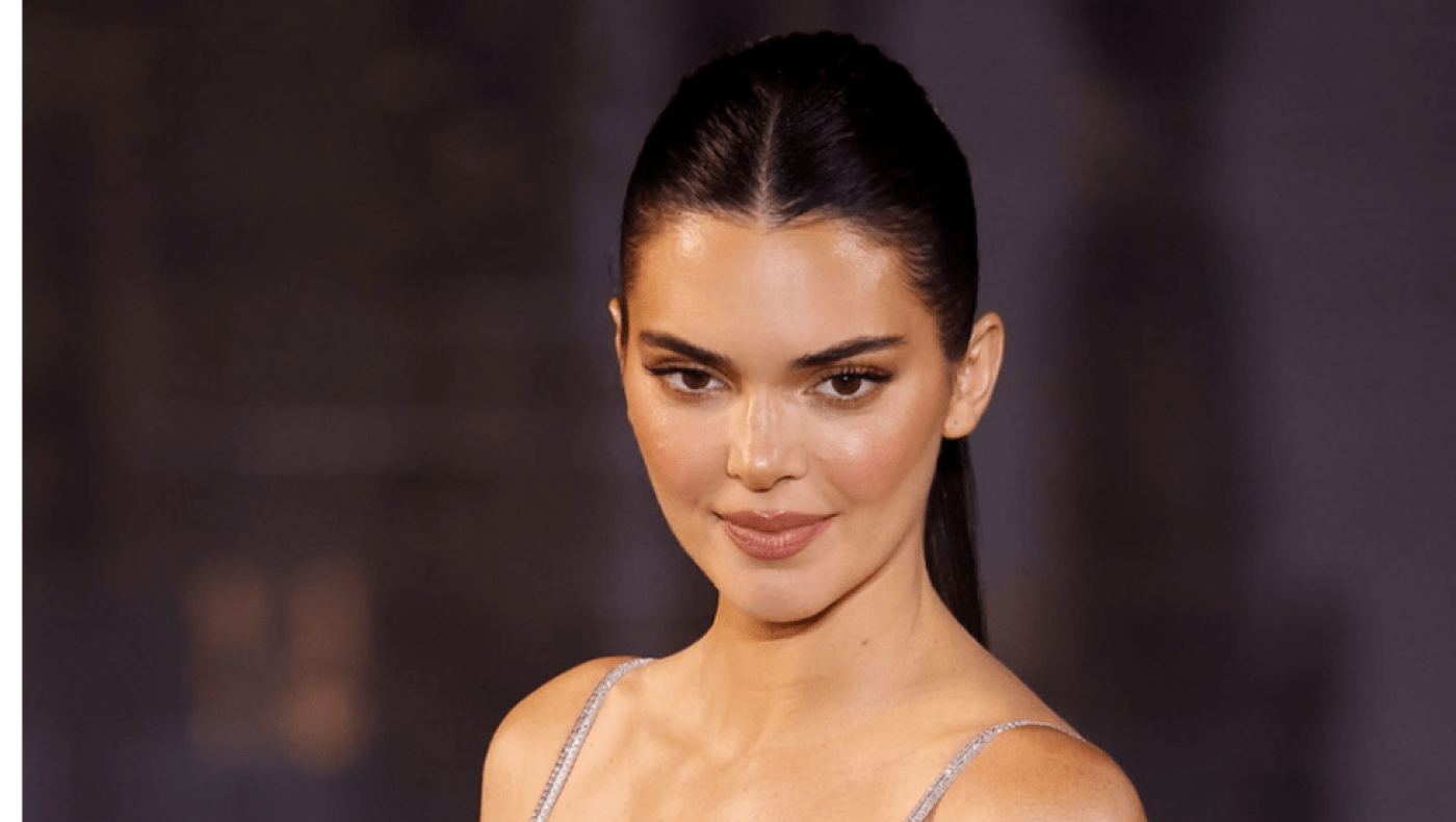 Πήρε φόρα η Kendall Jenner και ποζάρει ξανά... γυμνόστηθη