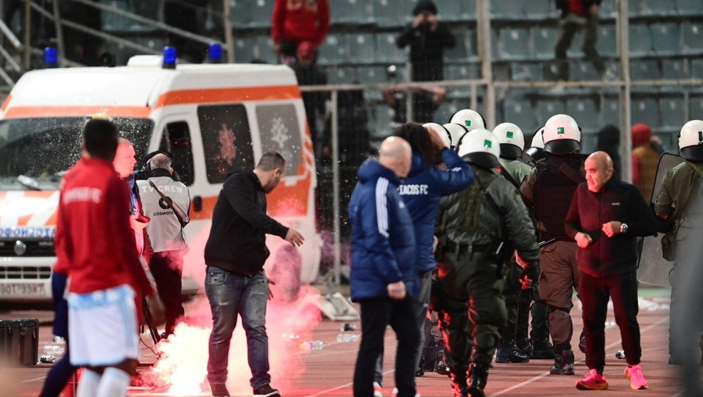 Διακοπή στο Πανθεσσαλικό: Μπήκαν στον περιβάλλοντα χώρο οι οπαδοί του Ολυμπιακού