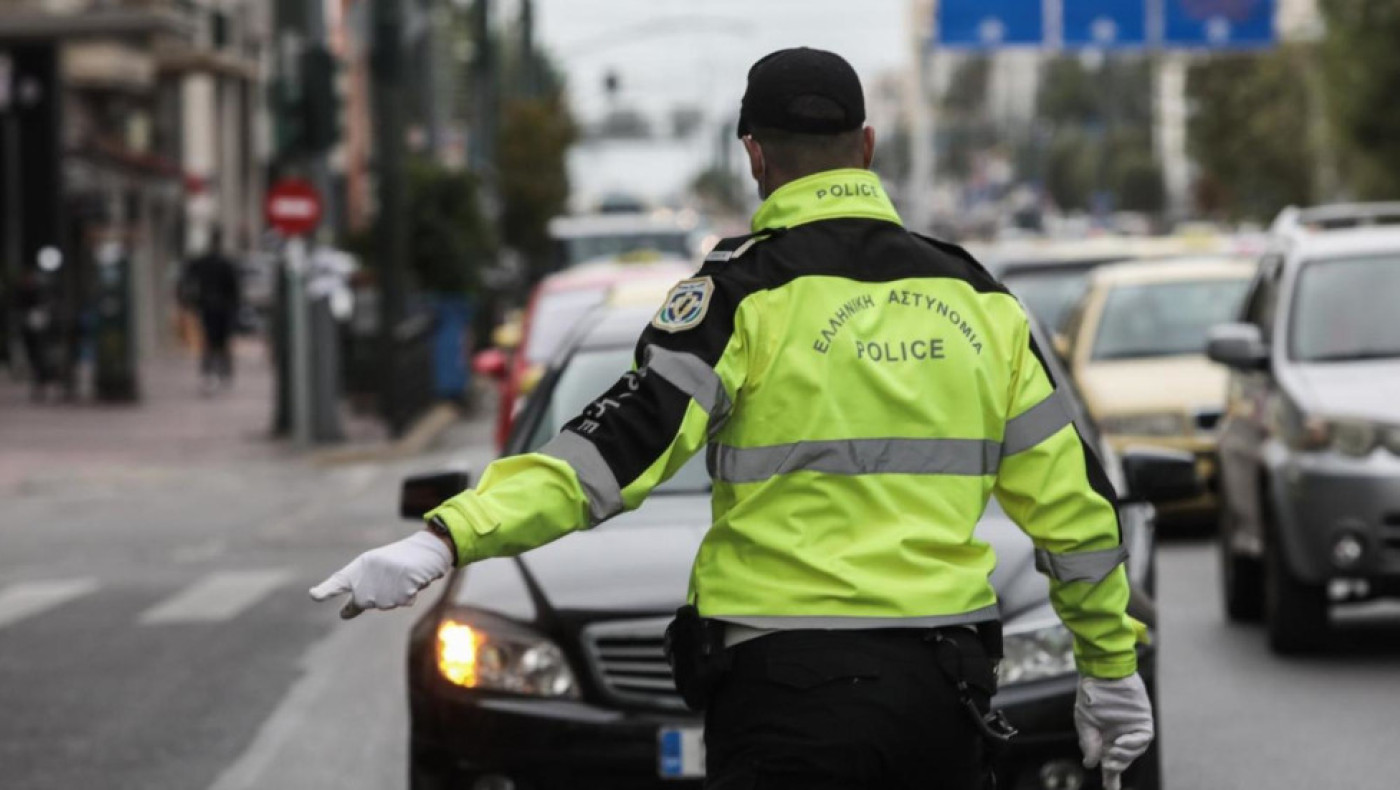 Θεσσαλονίκη: Οδηγός αγνόησε τις υποδείξεις τροχονόμου και τον... πάτησε με το αυτοκίνητο