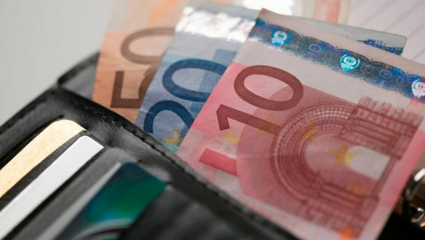 Παραδείγματα-Κατώτατος μισθός: Ποιοι θα πάρουν αύξηση από 34 έως και 43 ευρώ «καθαρά»
