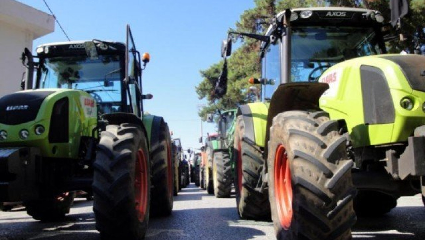 Επικό πανό σε διαδήλωση αγροτών στη Λάρισα!! (pic)