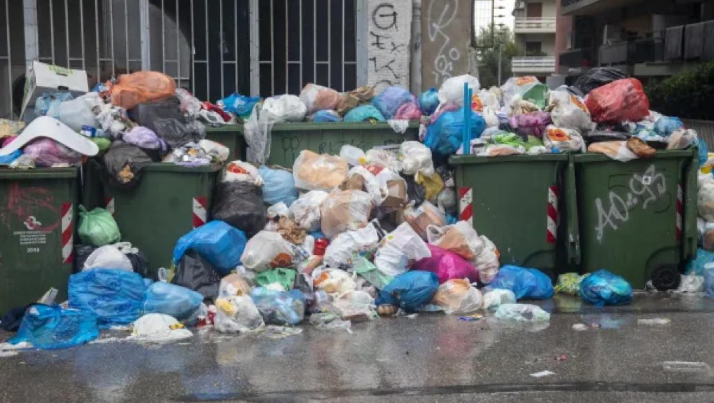 Θεσσαλονίκη: «Καμπάνες» σε επιχειρήσεις για ογκώδη απορρίμματα στους δρόμους