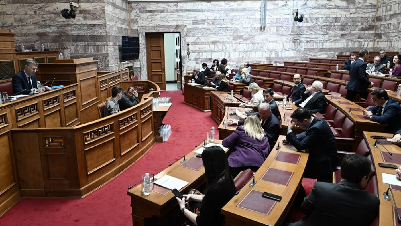 Πρόταση μομφής: Νύχτα εντάσεων στη Βουλή – “Μάχη” Βορίδη με Ανδρουλάκη (video)
