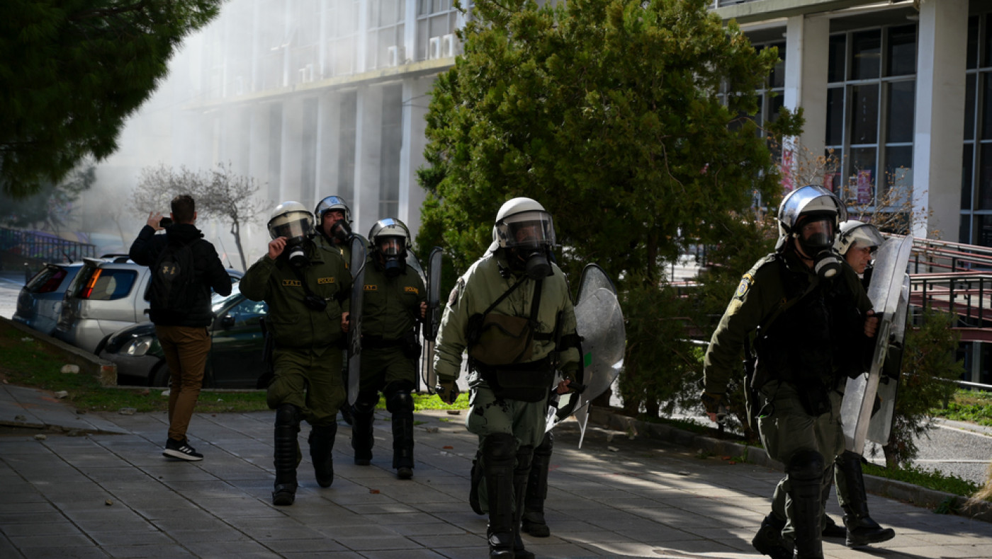 Θεσσαλονίκη: Επίθεση κουκουλοφόρων στα ΜΑΤ έξω από το ΑΠΘ